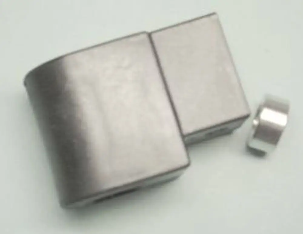 Spule in silberner Farbe, kombiniert mit einer runden, kleinen Magnetkomponente. Produkt von Remeha, möglicherweise für ein Magnetventil oder ähnliches Gerät.